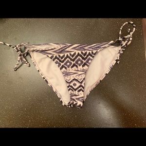 Patterned swim bottoms ☀️